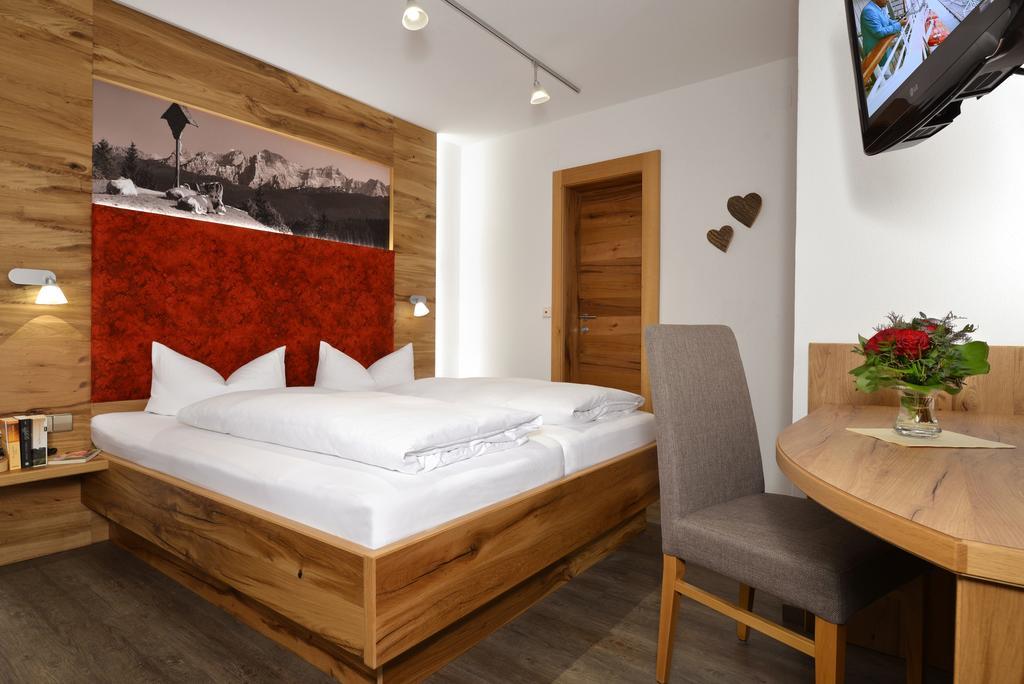 Hotel Edelweiss Garni 3*