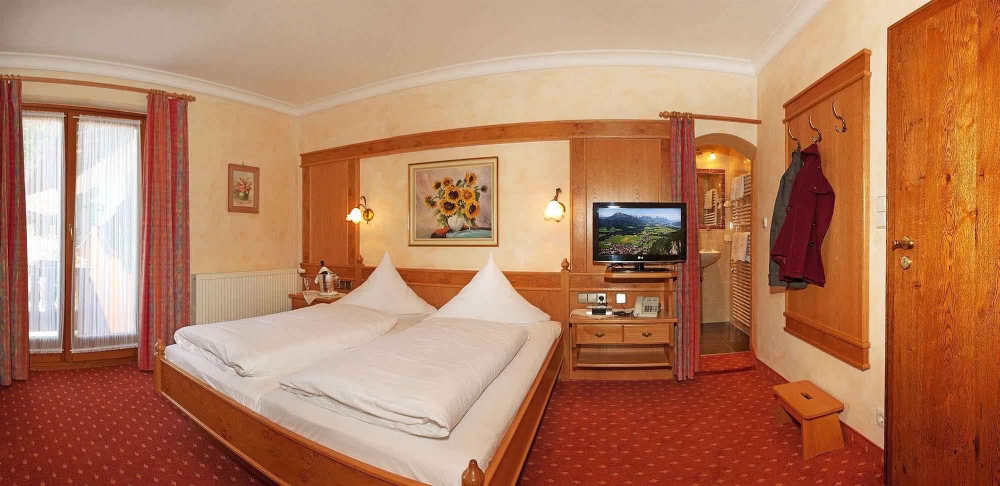 Hotel Edelweiss Garni 3*